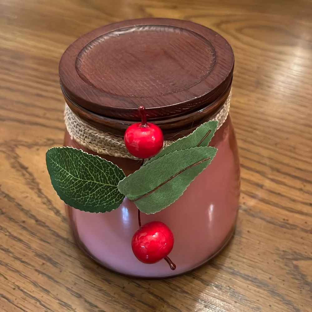 DE Home Crisp Pink Apple scented candle with wooden‎ wick, NWOT